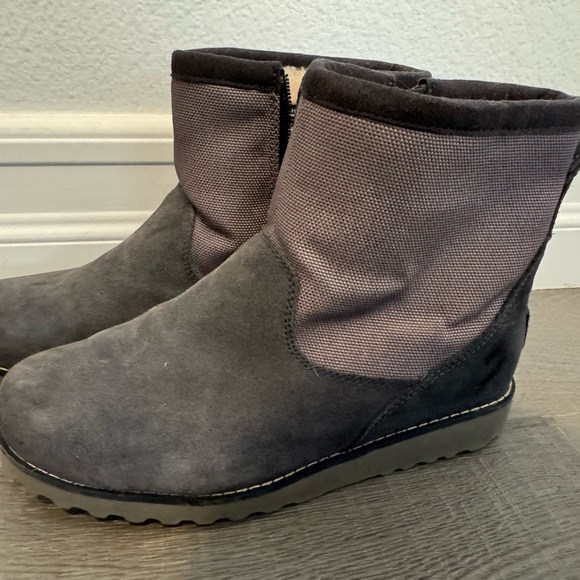 UGG Kids Bayson II Snow Boot with 3M Thinsulate Lining Boys US Size 6 - Picture 1 of 16